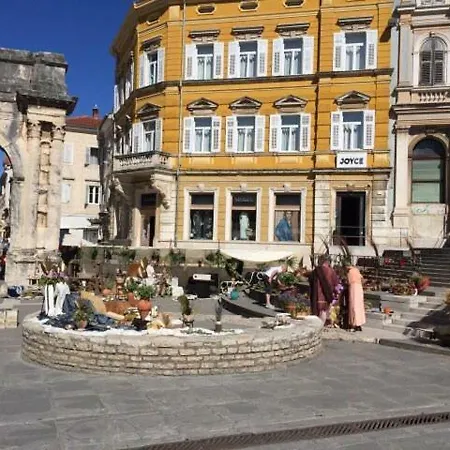 Lukadora Apartman *